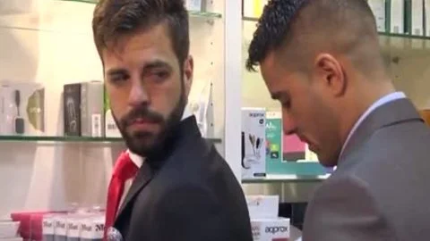 Robbie Rojo, Atado Y Follado En La Farmacia Tras El Cierre